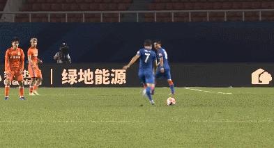 中超激烈1幕：2人头碰头均受伤，缠上绷带继续战，握手致意很友好