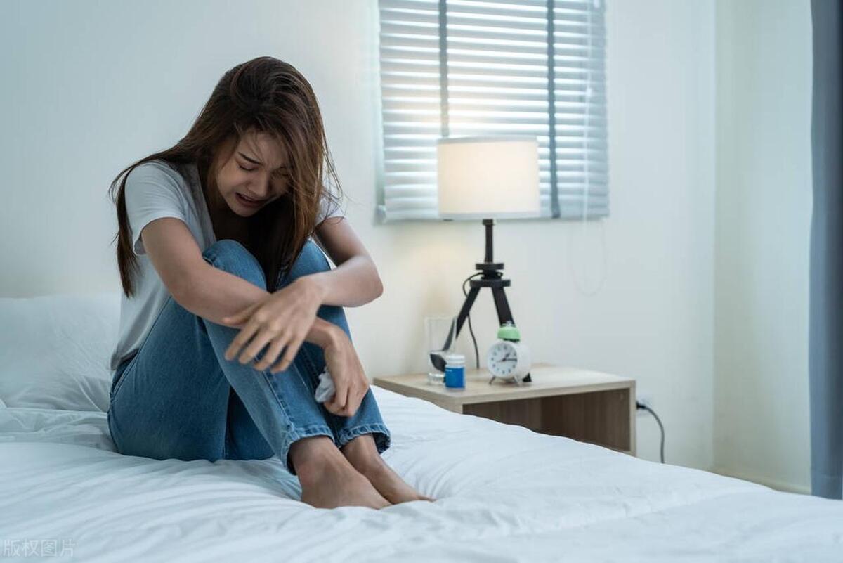 微小说:黑暗中的挣扎:少女的*夜初**交易1