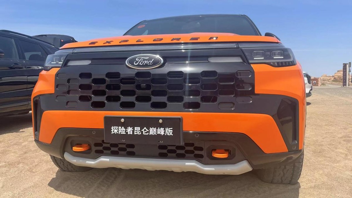 试驾福特探险者昆仑巅峰版脱困,探险者昆仑巅峰版对比霸道