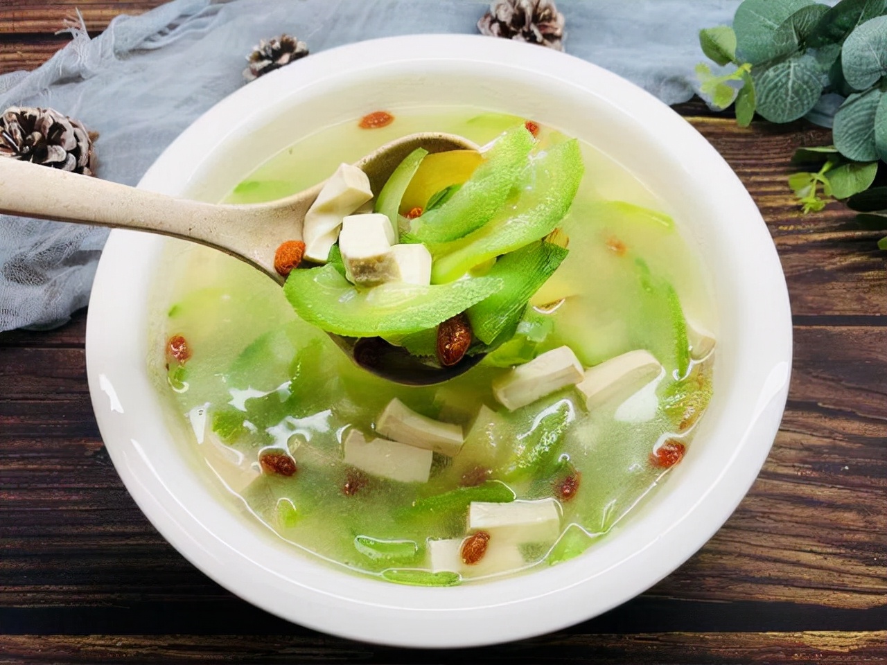 躺下睡觉嘴巴发干,晚上睡觉嘴巴发苦发干是怎么回事