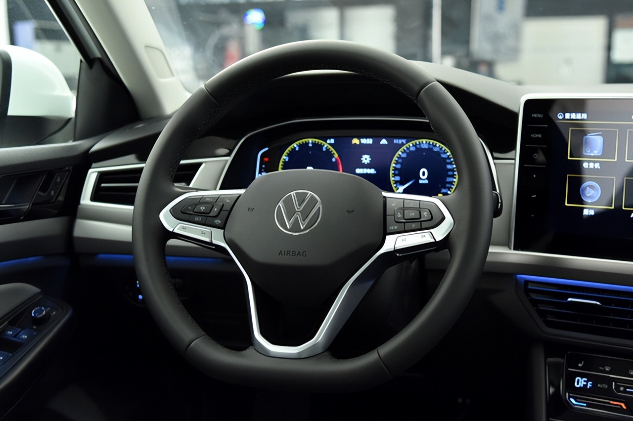 新宝来哪一年上市的,新宝来还出手动吗