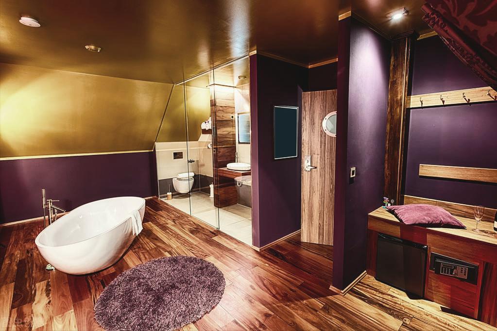 故事：男客人准备在洗浴城住30天，*技师女**脚底按穴一番话说明原因