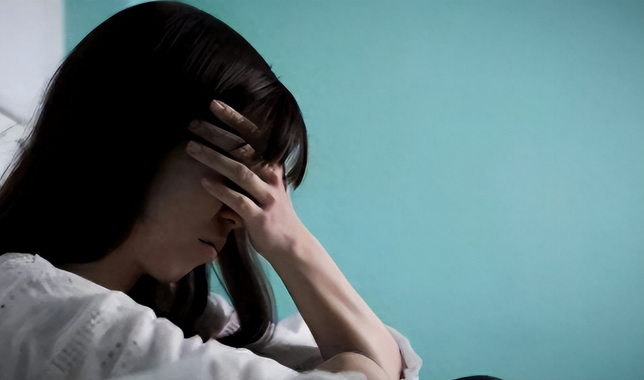 男子诱惑女大学生玩刺激游戏！不料室友也被拉下水，场面尴尬！