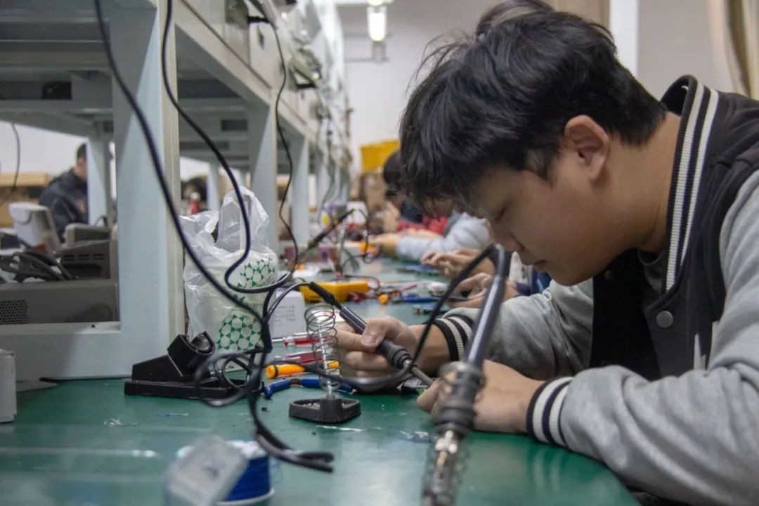 火了!深圳一高职牵手华为、腾讯、360、亚马逊等，专家组团来访