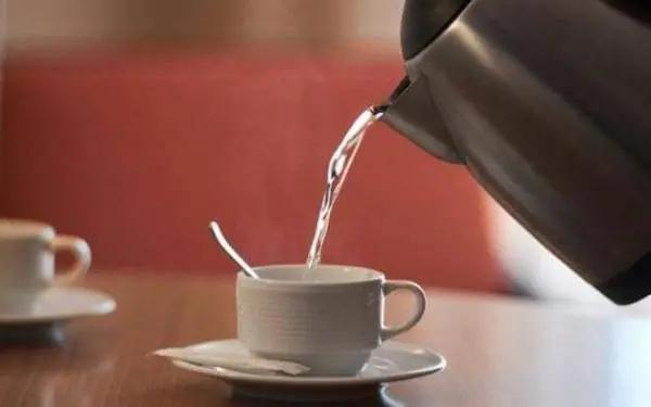 长期喝“电热水壶”烧的水，对身体有影响吗？专家：别不放心上