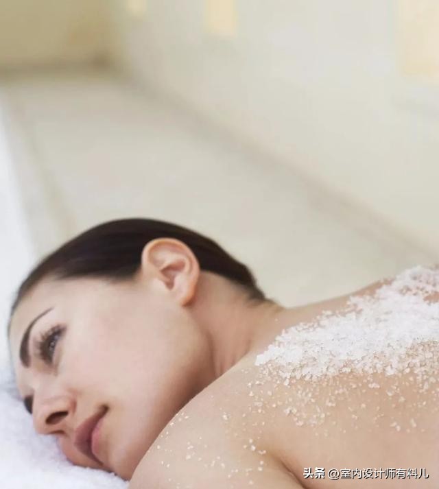 卫生间里撒一把食盐真是太聪明了,卫生间里撒把盐一年能省不少钱