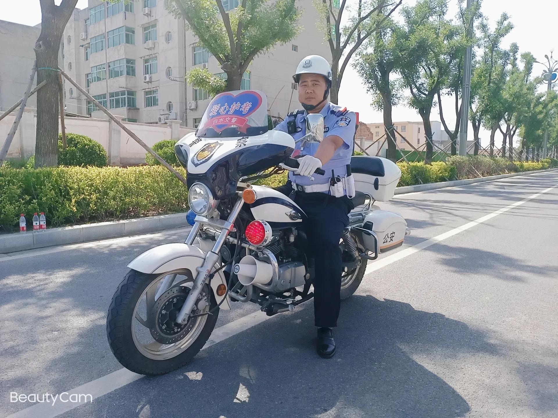 霜染枫林叶更红——记白水公安城区交警李枫同志