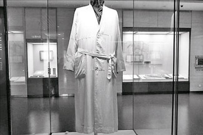 毛主席的睡衣与拖鞋：睡衣有73个补丁，拖鞋穿27年曾被扔进垃圾桶