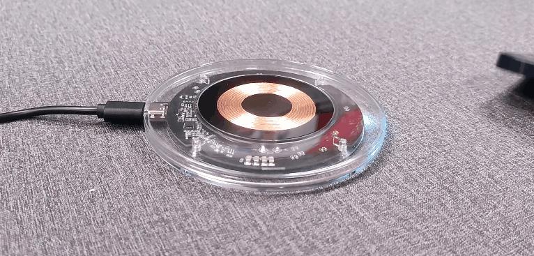 不用任何充电神器就可以充电,可以直接安在手机背面的充电神器