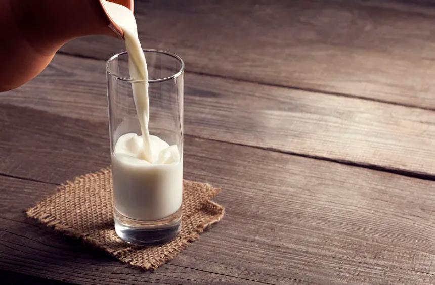 失眠睡前喝牛奶真的助眠吗,睡眠不好晚上喝牛奶能助眠吗