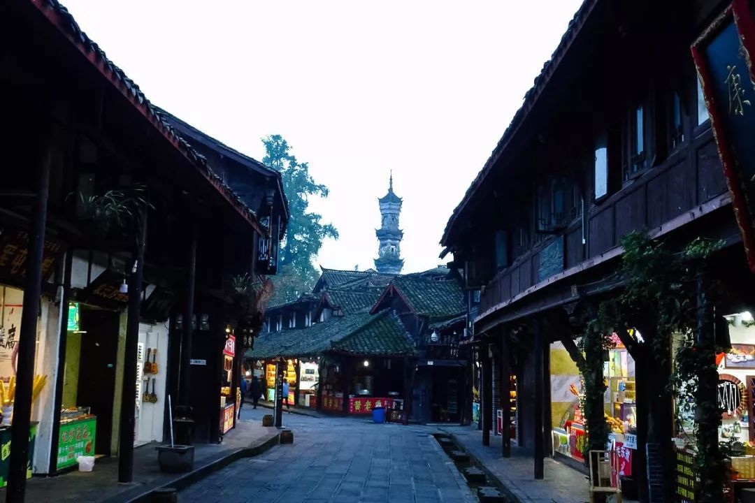 拜水都江堰问道青城山是诗词吗,拜水都江堰问道青城山完整版