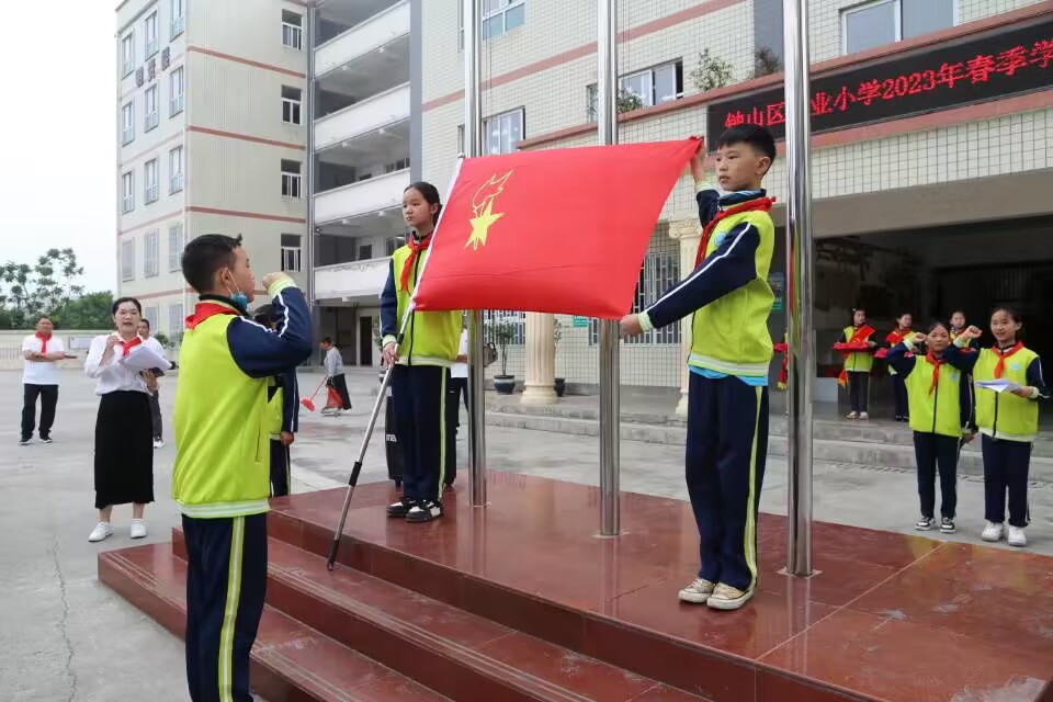 展示少先队员精神面貌,展现少先队员什么样的精神风貌