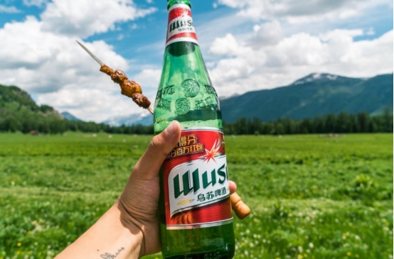 售价不到10块的大乌苏，不过是“工业水啤”，却年销10亿瓶，凭啥
