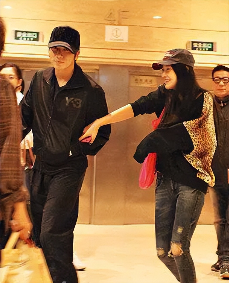 张馨予晒出老公何捷照片帅气迷人,张馨予和老公何捷婚后齐露面