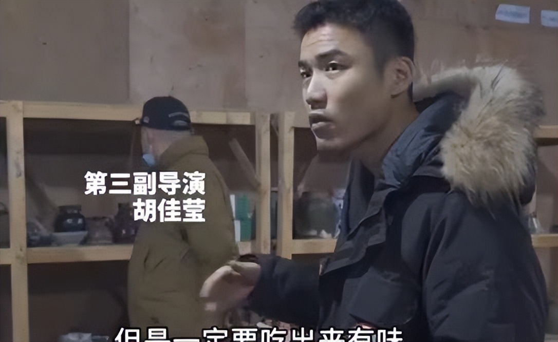 易烊千玺拍戏吃盒饭,易烊千玺饿到啃玉米后续