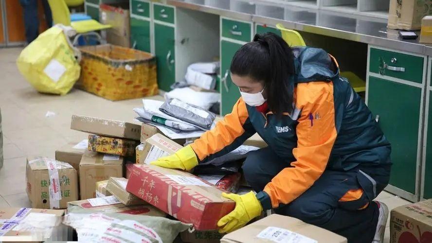 逐渐放开后，一快递网点只招阳性员工，直言阴的干不了两天