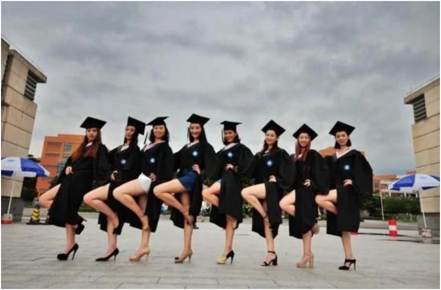 毕业照大专生穿学士服,大专生毕业不配穿学士服吗