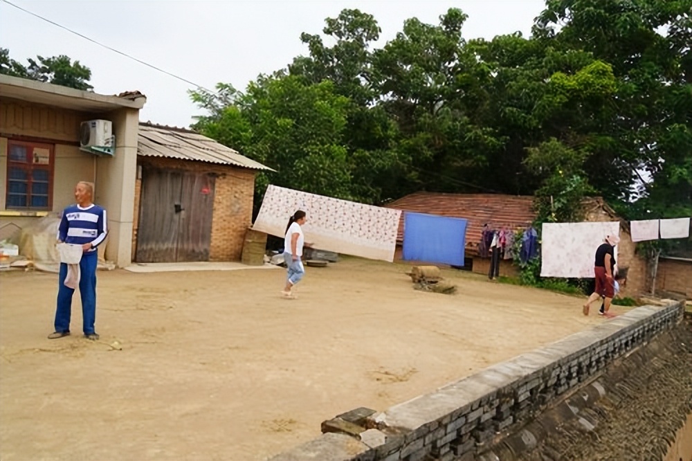 案例：1万压岁钱给不起，妈向全家宣布家规：一个孩子，最多200