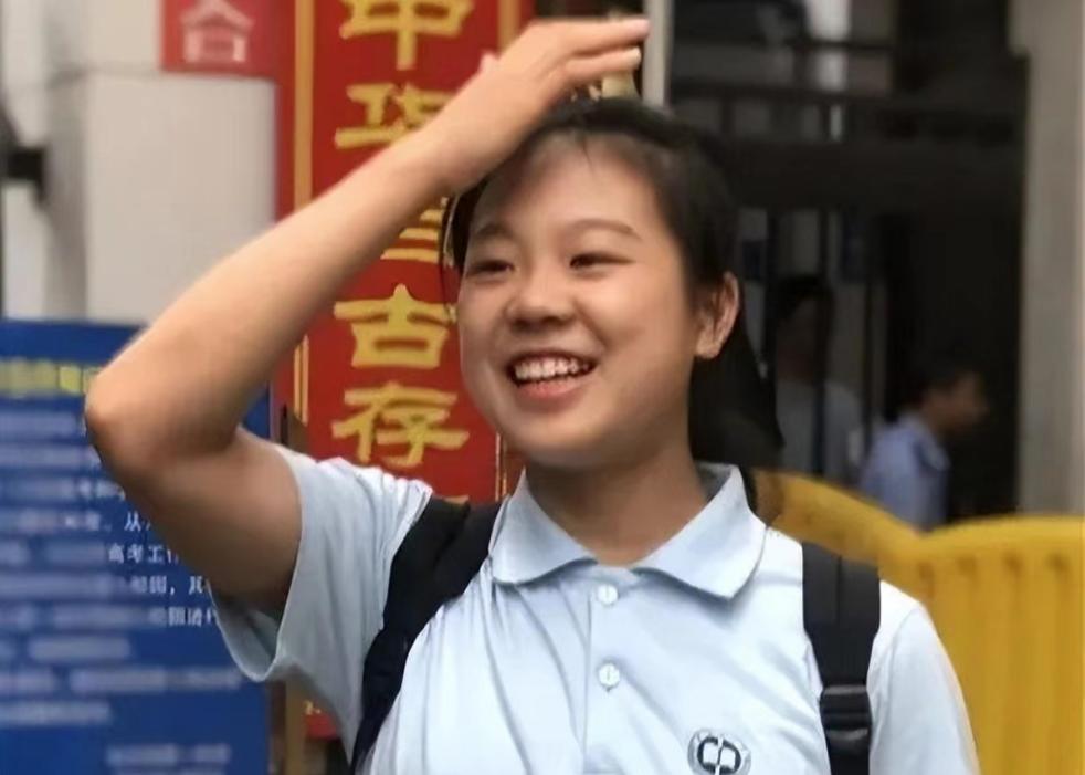 那个高考发疯的女孩现状,高考一字马女孩现状如何