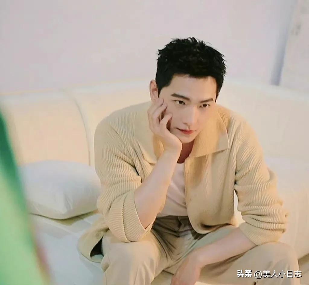 杨洋晒照片光影交替精致帅气,杨洋外形俊朗