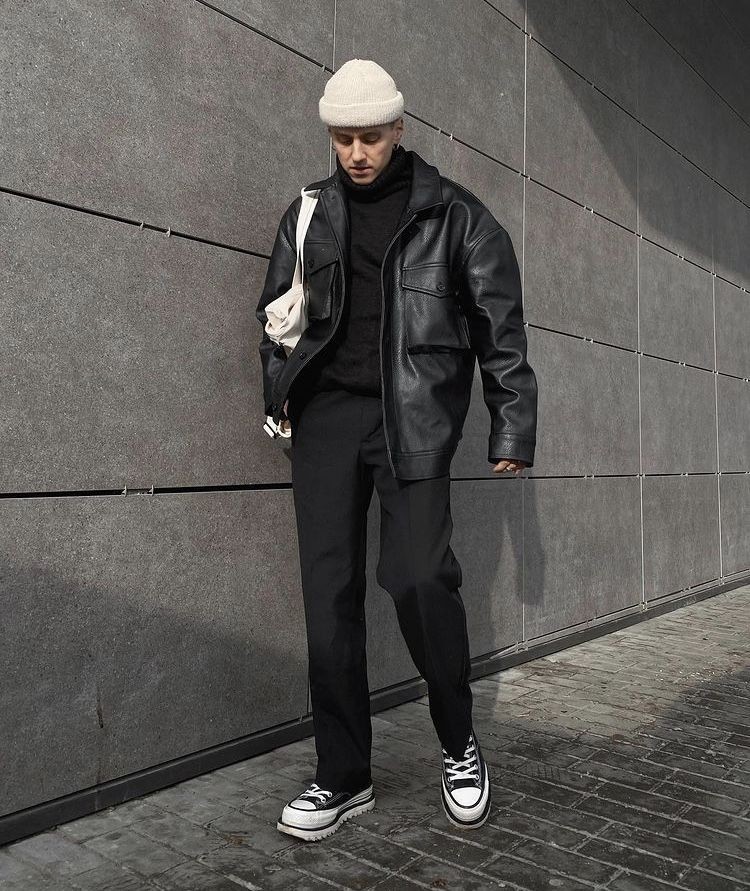 今年秋冬穿皮衣，流行“一身黑”的搭配，这些造型时髦又显男人味