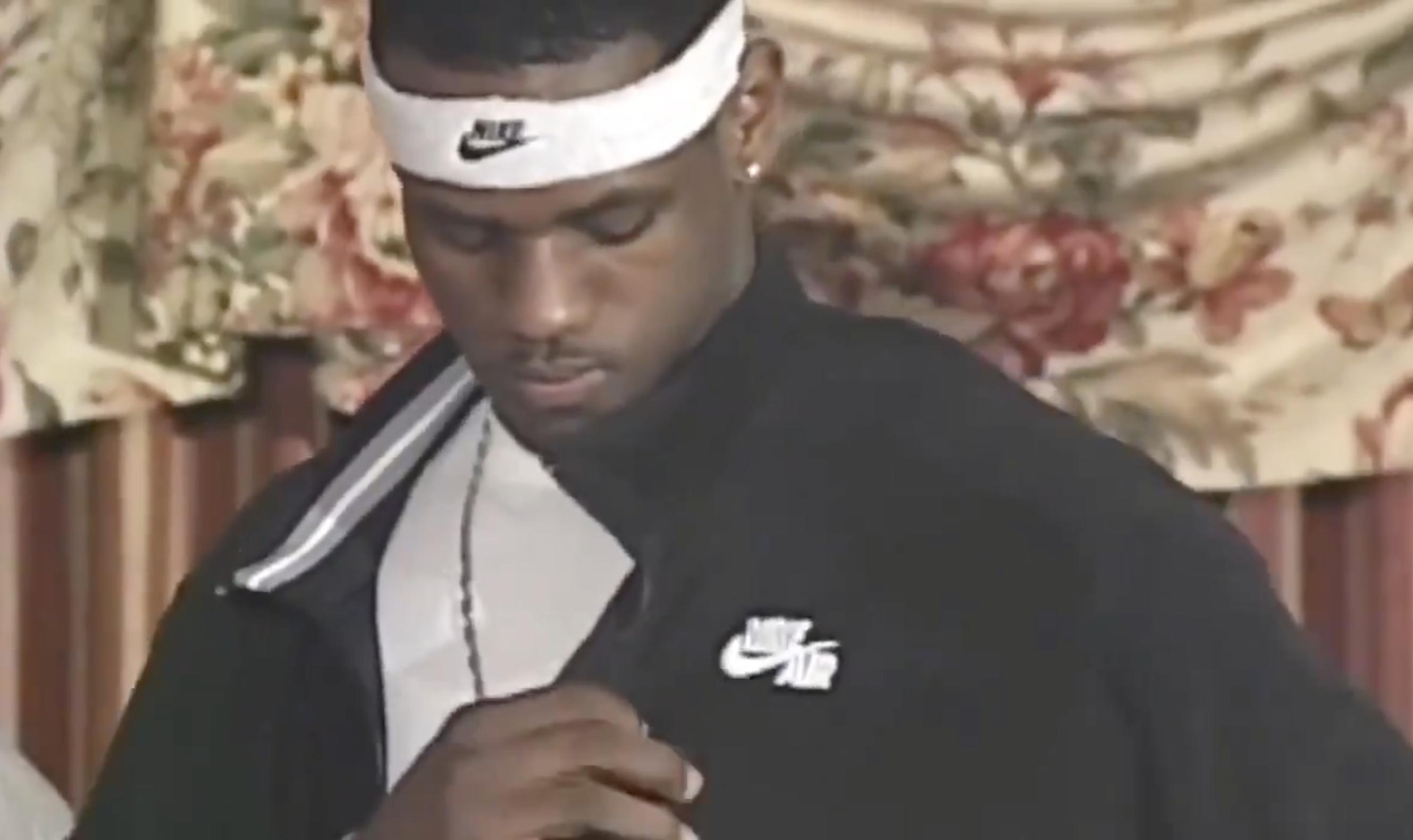 20年前的今天，18岁的詹姆斯与耐克签下历史性的7年8700万合同