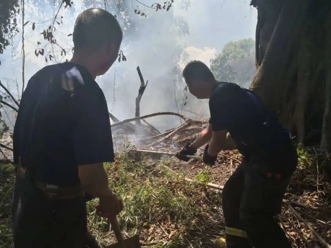 四川山火救援灭火,四川消防24小时把守防止山火复燃
