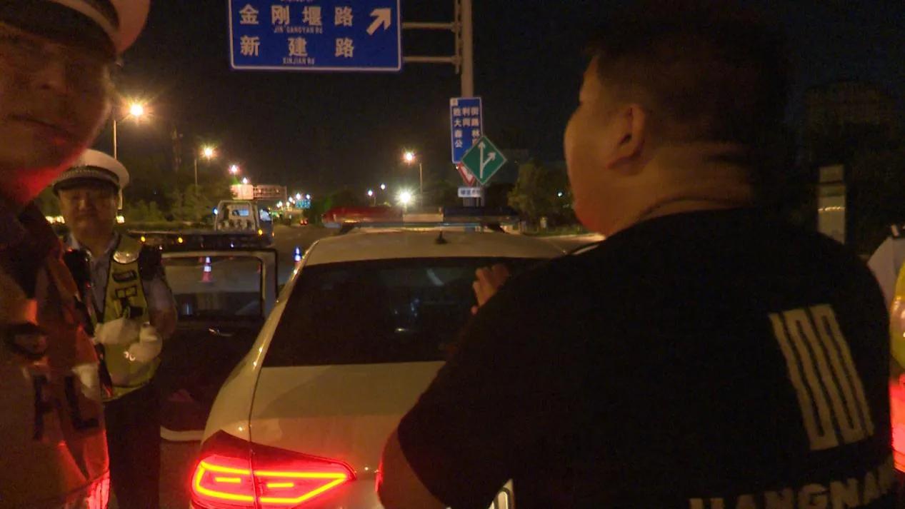 男子隔夜酒后主动找民警测酒精,男子酒后到派出所要求尿检