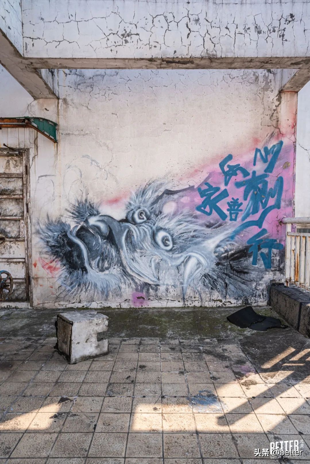 公交车爬楼顶,公交车飞上了楼顶