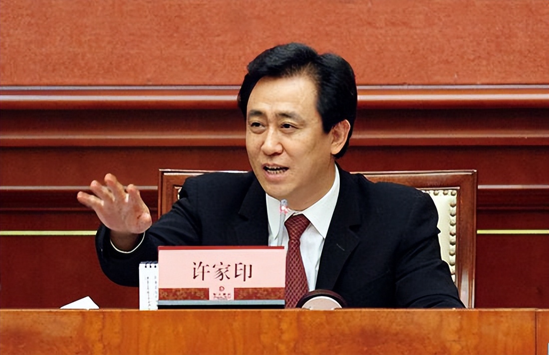 曾经的地产大亨许家印衣锦还乡,许家印30年商海浮沉