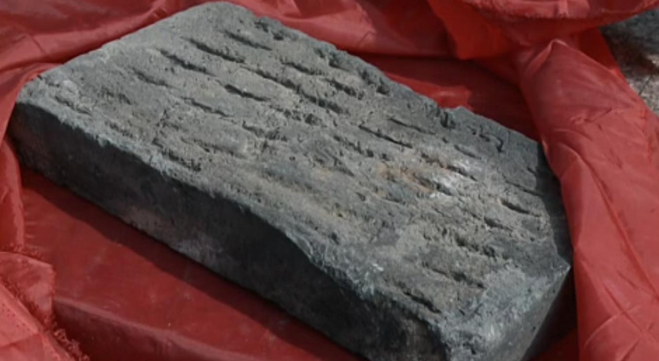 承德巨大岩石千年古塔,河北承德巨石上悬立两座古庙