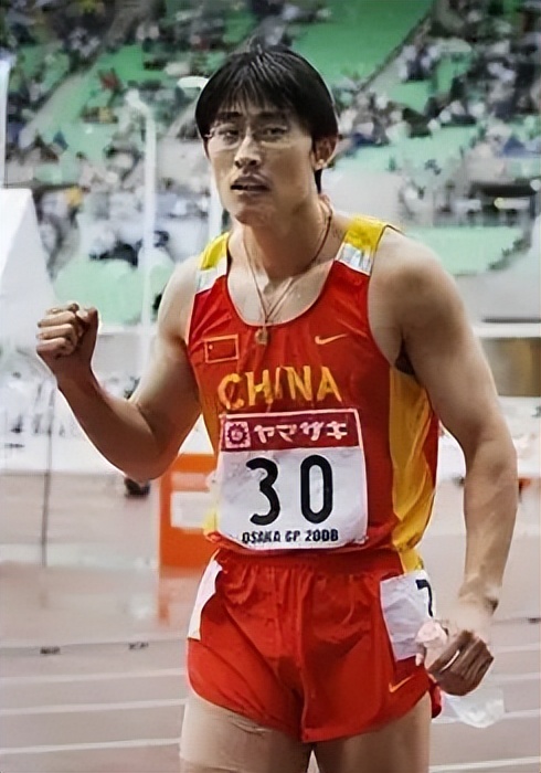 眼镜飞人胡凯：18岁才练习百米却加冕世界冠军，如今是清华副教授