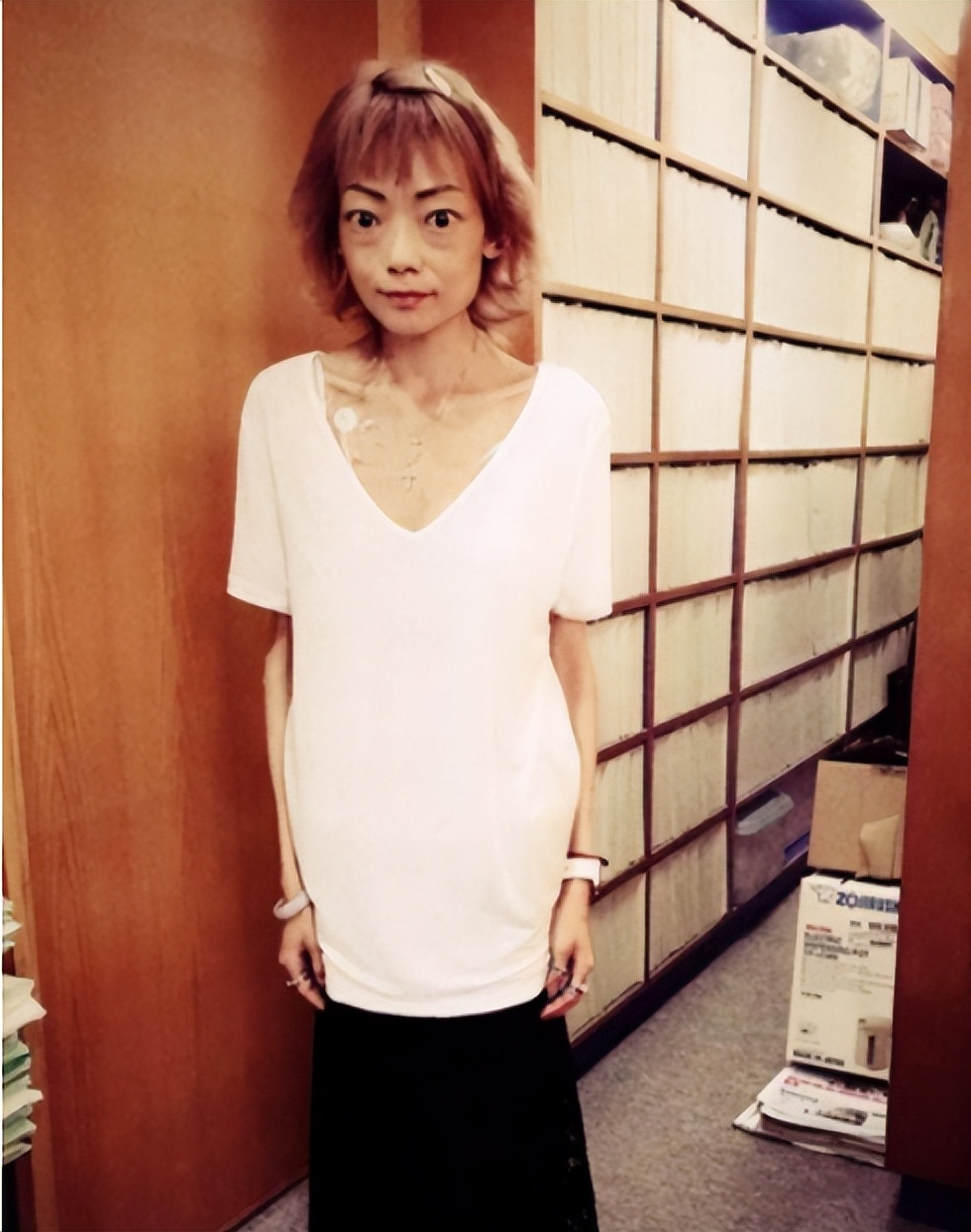 脖子青筋暴起、胸部瘦成排骨，这8位女明星的审美太畸形了