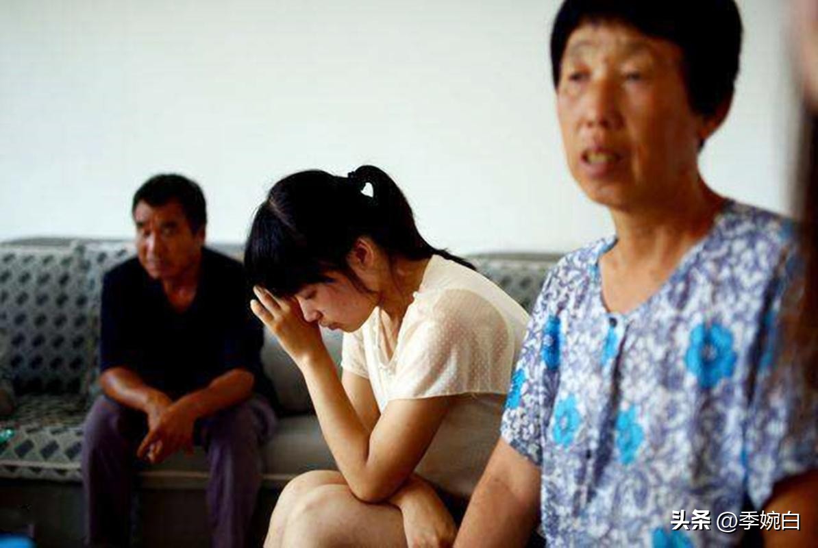 “28岁女儿下跪”事件:那双没买的200元鞋子,到底打了谁的脸?