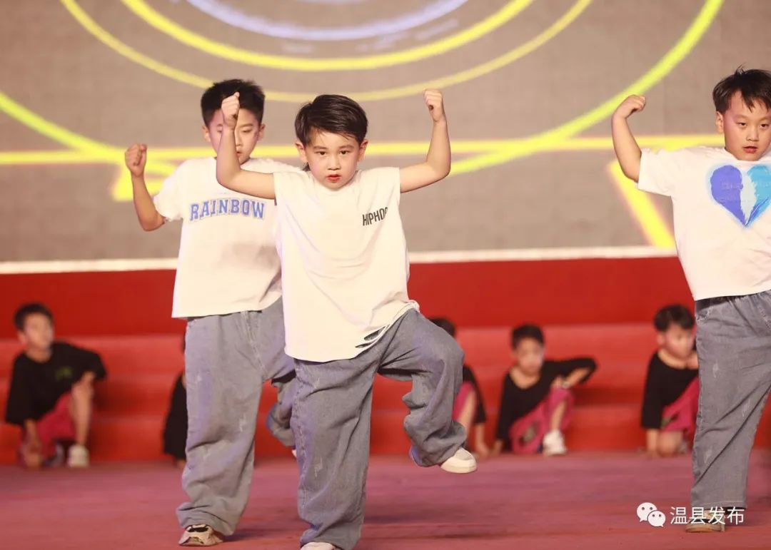 来了，当之无愧的“领舞者”！