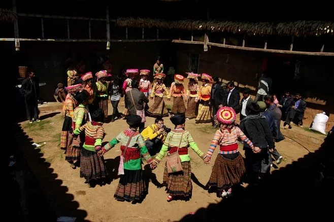 云南傈僳族上刀山下火海的场景,敢上刀山下火海的傈僳族