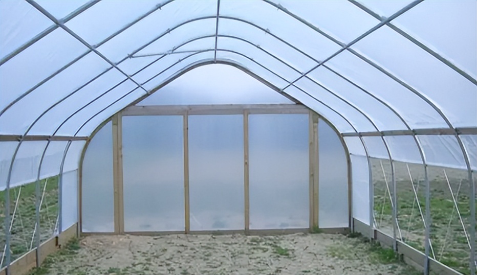 河南一户人家买了一块塑料布，让室内外温差达到23℃，什么原理？