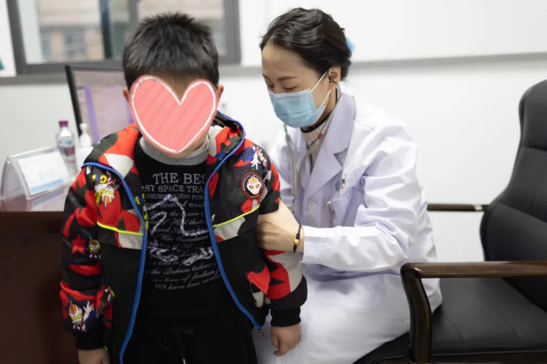 2月8、9日，重医儿院院长李秋率队到宜宾一医院开展免费诊疗活动