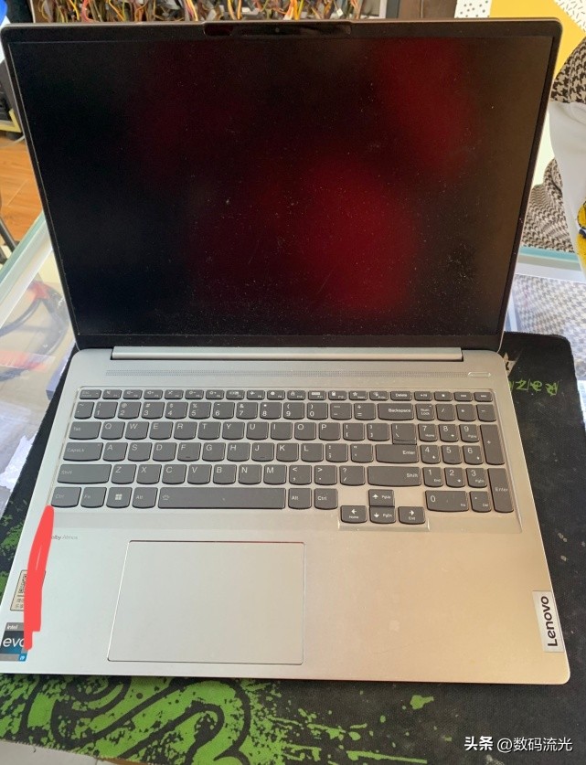 你们对得起父母吗？电脑才买几个月就卖了，这对学生情侣真会玩！