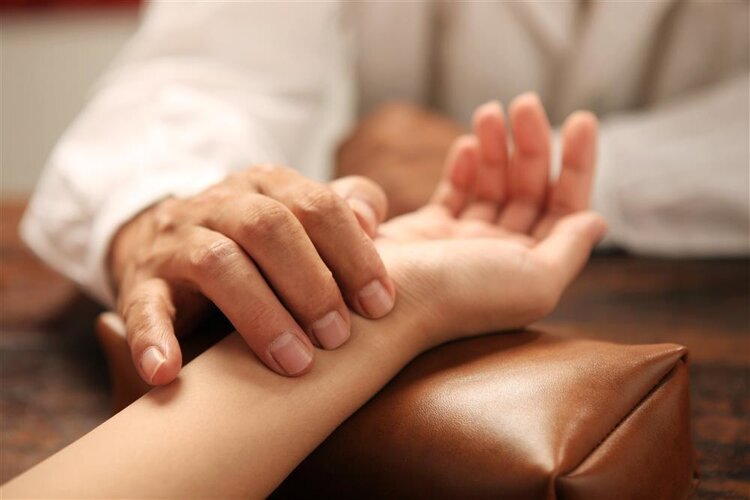 脚底足跟痛一招教你解决,足跟痛脚后跟最凸起的地方按压疼