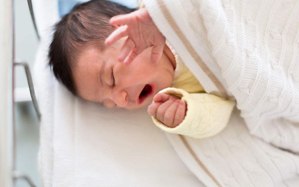 一两个月的宝宝哭闹怎么解决,两个月宝宝不怎么哭闹正常吗