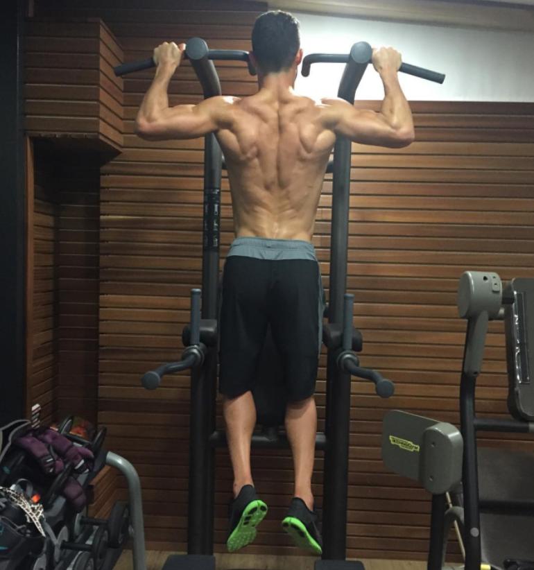 c罗脚部的变化,c罗的脚趾甲为什么是黑的