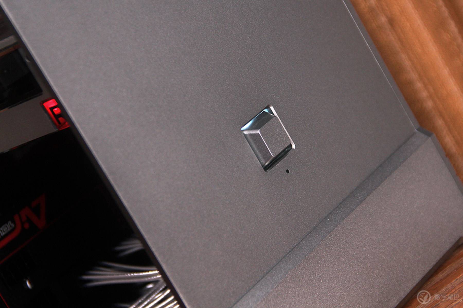 推荐几款高逼格电脑桌面,实用科技感很强的电脑桌面