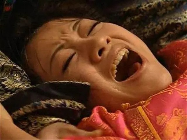 清朝女子因难产被活埋纪录片,清朝女子难产晕厥以为死亡