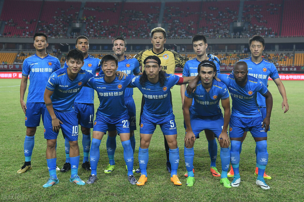 绿城球迷和毅腾球迷大战,前路无知己谁人不识君是什么意思