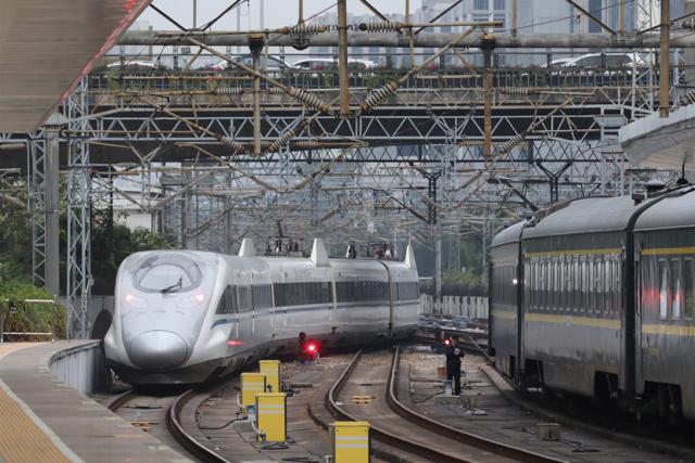 百年老站深圳站开出首趟高铁列车,百年老站迎来高铁