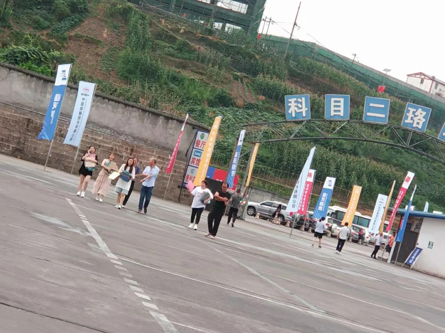 学车打不还手骂不还口,考驾照是考试费自己交吗