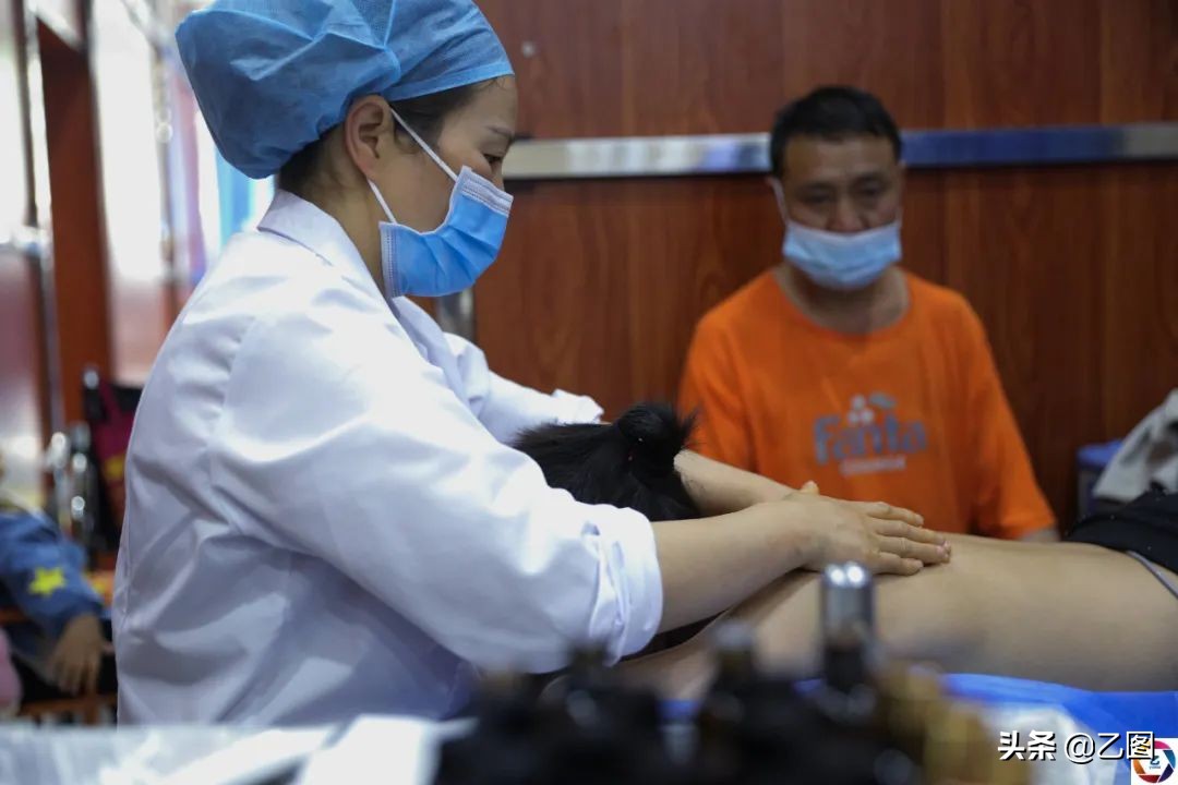 七岁女孩头上长疮怎么回事,女儿7岁身上长疮是什么原因