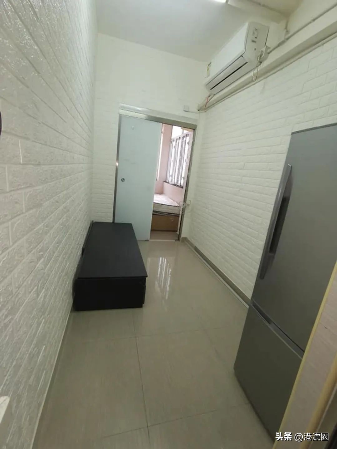 最近港府推出月租700块的房子，里面长这样！