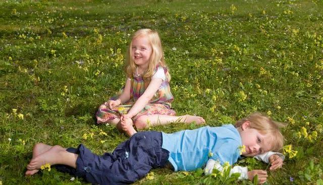 孩子的指甲壳上有白点,小孩指甲里有白点是缺乏维生素吗